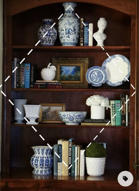 Vintage Vignettes Flea Markets, Top Of Bookshelf Decor, Ideas For Bookshelves, Bookshelves Styling, Styling Bookshelves, Shelf Decor Living Room, Styling Shelves, Hutch Decor, Decorating Bookshelves