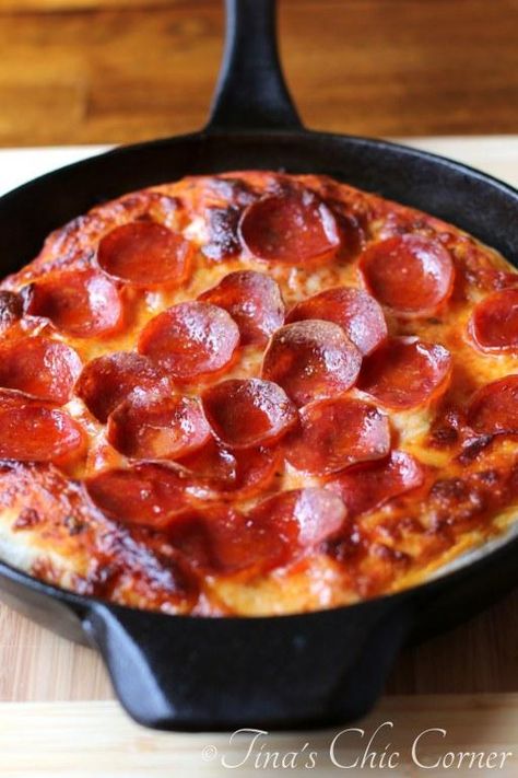 Skillet Pizza (just like deep dish pizza but without all the grease) - www.tinaschic.com Skillet Pizza, The Grease, Cast Iron Skillet Recipes, Cast Iron Recipes, Deep Dish Pizza, Munnar, Pan Pizza, Cast Iron Cooking, Cast Iron Skillet