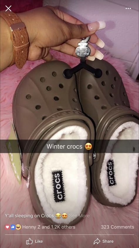 Winter Crocs, Mochila Jansport, Fluffy Shoes, Crocs Fashion, Fresh Shoes, Hype Shoes, Shoe Inspo, Girly Shoes, Aesthetic Shoes