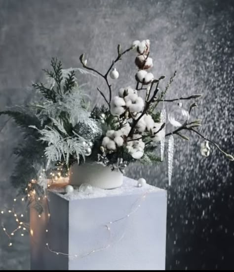 January Arrangements, Winter Flower Arrangements, Christmas Floral Designs, Christmas Flower Decorations, Homemade Ideas, Christmas Creative, Christmas Wreath For Front Door, Christmas Flower Arrangements, Elle Decoration