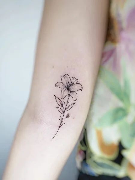 Minimalist Lily Tattoo Tato Back, Tato Artist, Anime Tato, Tato Art, Hand Tato, Simple Tato, Tiger Lily Tattoo, Lilly Flower Tattoo, Tiger Lily Tattoos