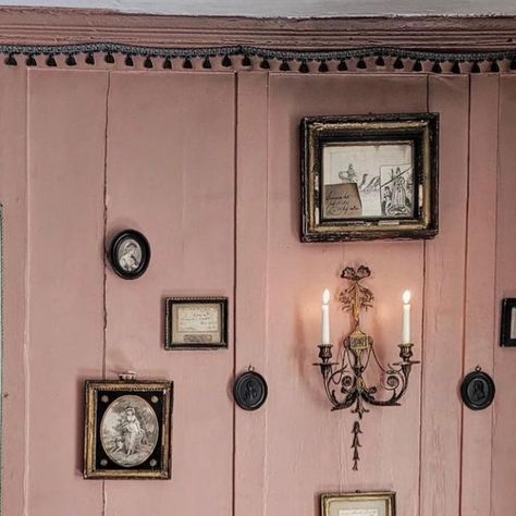 nikki renshaw on Instagram: "Think pink… scroll for more…" Wall Art Arrangement Ideas, Interior Alchemy, Vintage Art Deco Interior, Wall Art Arrangement, Maximalist Interior, House Trim, Timeless Interiors, Pink Living Room, Peony Pink