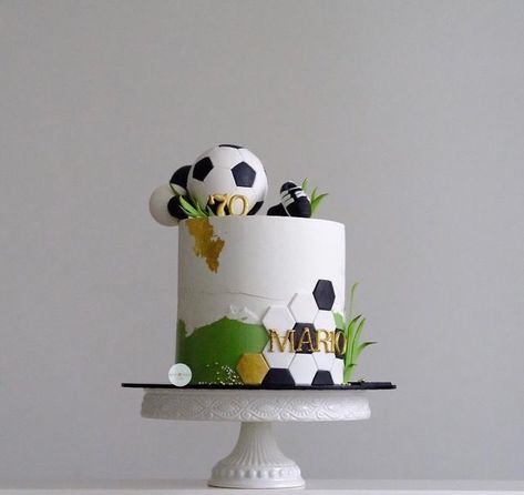 Chocolate Football Cake, World Cup Soccer Cake, Sport Cakes For Men, Soccer Cake Ideas For Men, Football Cake Ideas For Men, Birthday Cake Football Theme, Soccer Cake Ideas For Boys, Soccer Cake Ideas, Fifa Cake