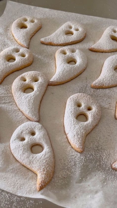 Ghost Biscuits, Halloween Cibo, Cibo Halloween, Biscuit Halloween, Halloween Ghost Cookies, Biscotti Halloween, Halloween Catering, Halloween Finger Food, Biscuits Halloween