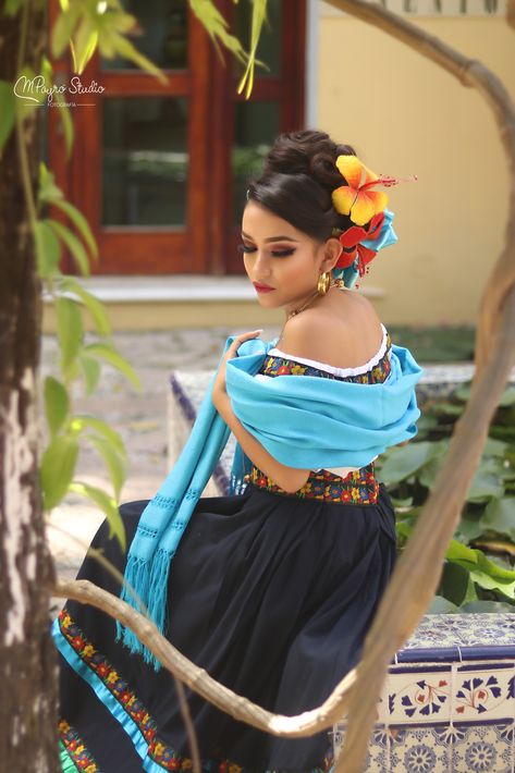 Tabasqueña Traditional Hispanic Hairstyles, Mexican Senior Pictures, Mexican Photoshoot, Hispanic Hairstyles, Mexican Fiesta Dresses, Mexican Pictures, Outfit Mexicano, Princess Photo Shoot, Fiesta Dress