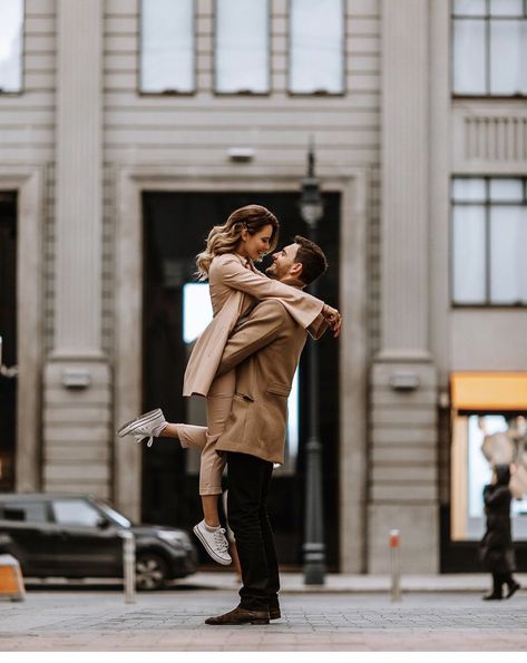 Street Couple Poses, Couple Poses In The City, Fall City Couple Photoshoot, City Pre Wedding Shoot, Couple Poses Street, Train Station Couple Photoshoot, Couples Photoshoot In The City, Couple Photoshoot Ideas City, City Couple Poses