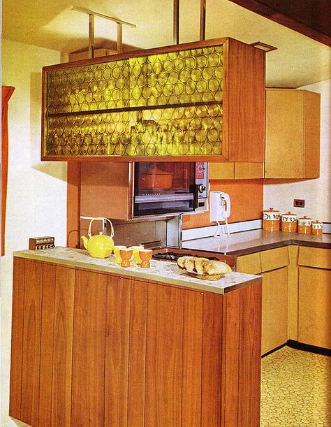 From the Practical Encyclopedia of Good Decorating and Home Improvement. 60s Kitchen, 70s Interior Design, 1960s Kitchen, 70s Kitchen, 70s Interior, Kitchen Retro, Living Tv, 70s Home, 70s Decor