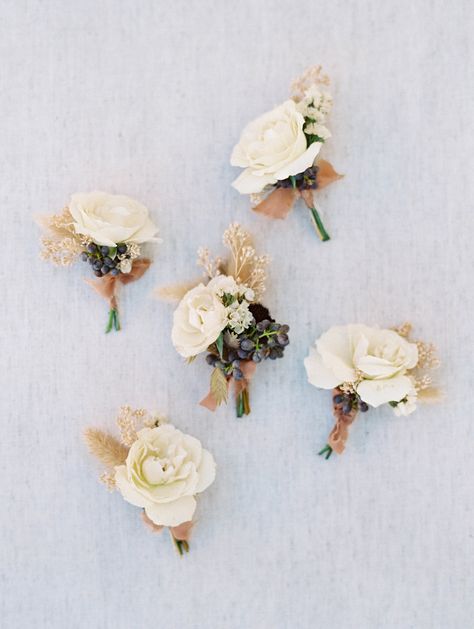 Neutral boutonnieres. Boutonnieres. Romantic boutonnieres. // La Quinta Resort — The Dainty Lion Boutineers Groomsmen, Modern Buttonholes, Sophisticated Boho, Church Wedding Flowers, Groom Tux, Cheap Wedding Flowers, Button Holes Wedding, Tropical Wedding Flowers, Beach Wedding Flowers