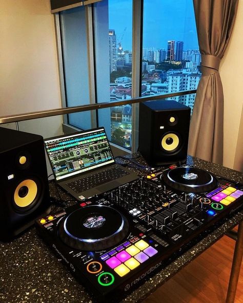 PIONEER DJ 1000 ST Dj Asthetic Picture, Pioneer Dj Decks, Imac Setup, Penthouse Apartment Exterior, Dj Decks, Dj Stand, Dj Room, Girl Dj, Digital Dj