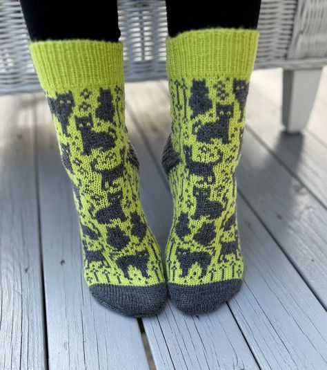 knithacker Cat Socks Pattern, Baby Socks Knitting Pattern, Pretty Socks, Norwegian Knitting, Hand Painted Yarn, Fair Isle Knitting Patterns, Knitting Paterns, Sock Knitting, Knitted Cat