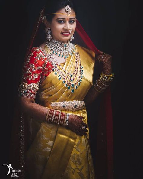 Shopzters | Gold Saree & Red Blouse - A Match Made In Heaven Gold Saree Blouse, Gold Saree, Golden Saree, Indian Bridal Sarees, Wedding Blouse Designs, Sari Blouse Designs, Indian Bridal Fashion, Indian Jewellery Design, Hand Work Blouse Design