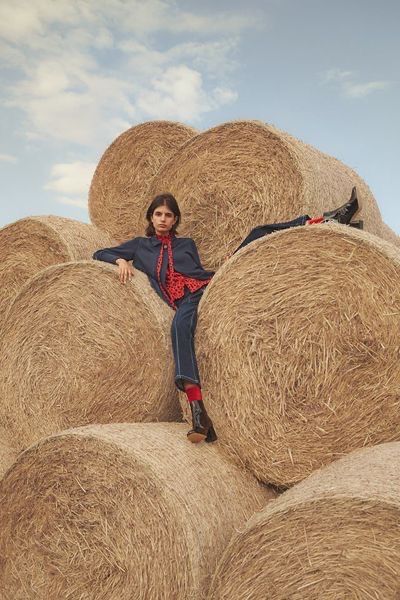 Rural Fashion Editorial, Creative Summer Photoshoot, Handbag Fashion Photography, Americana Photoshoot, Hay Bale Photoshoot, Farm Photoshoot Ideas, Farm Editorial, Outdoor Fashion Photography, Farm Photoshoot