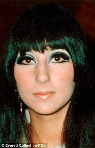 Cher double winged eyeliner 1960's Disco Makeup 1970s, Cher Makeup, 70s Disco Makeup, Cher 60s, 1960s Makeup, Look Disco, Disco Makeup, Face Transformation, 60s Makeup