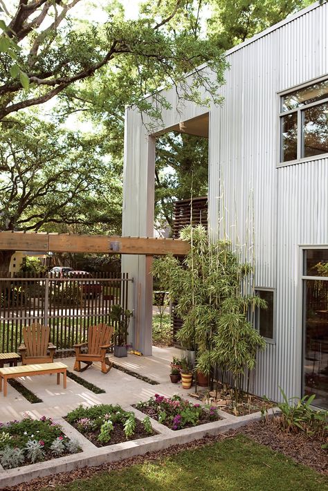 Moreland House Photo 2 of 7 in Seven Great Outdoor Spaces by Miyoko Ohtake Yard Remodel, Modern Outdoor Spaces, Concrete Patios, Concrete Planter, Modern Garden Design, Modern Patio, Concrete Patio, Natural Home Decor, Patio Stones