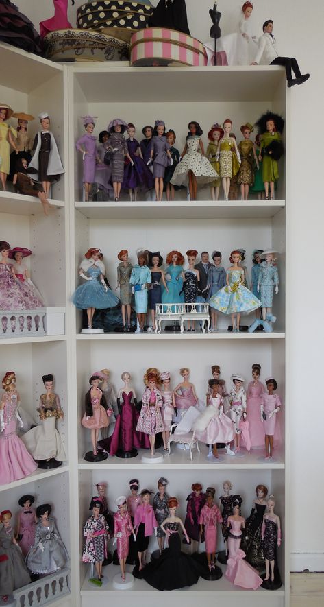 What a fine collection of fashions and dolls. I am sure this is Silkstone heaven. Barbie Doll Display Ideas, Barbie Collection Display, Doll Collection Display, Doll Collection, Barbie Organization, Barbie Gifts, Doll Museum, Barbie Room, Barbie Wedding Dress