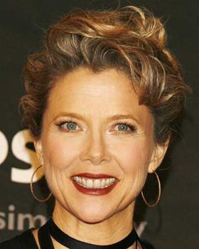 Born May 29,  1958 in Topeka, KS. Anette Bening, Annette Benning, Annette Bening, Mother Of The Bride Hair, Short Curls, Sharon Stone, Girl Celebrities, Iconic Style, Hollywood Walk Of Fame