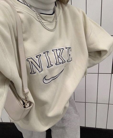 Nike Sweatshirt Rok Outfit, Outfit Minimalist, Nike Sweats, Nike Sweatshirt, 90s Outfit, School Looks, Mode Inspo, 가을 패션, Outfits Casual