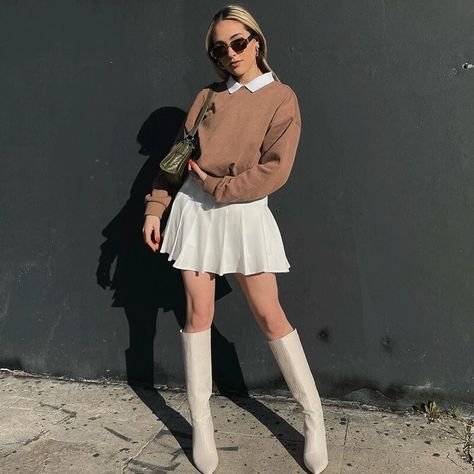 Pleaded Skirt Outfits Aesthetic, Casual Short Outfits, Pleated Skirt Winter, Pleated Mini Skirt Outfit, Casual Shorts Outfit, Winter Birthday Outfit, Boho Winter Outfits, Pleated Skirt Outfit, Tennis Skirt Outfit