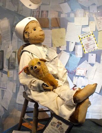 Did you know Chucky was based off a real-life 104-year-old doll? Now you do. Eugene Otto's doll - Robert the Possessed Doll Robert The Doll, Haunted Doll, The Doll, Dolls