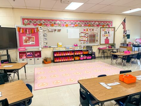 Classroom Layout With Tables, Classroom Sink Area, Small Classroom Setup Layout, 1st Grade Classroom Set Up, Small Classroom Setup, Kindergarten Classroom Layout, Classroom Setup Elementary, Teaching Classroom Decor, Elementary Classroom Themes