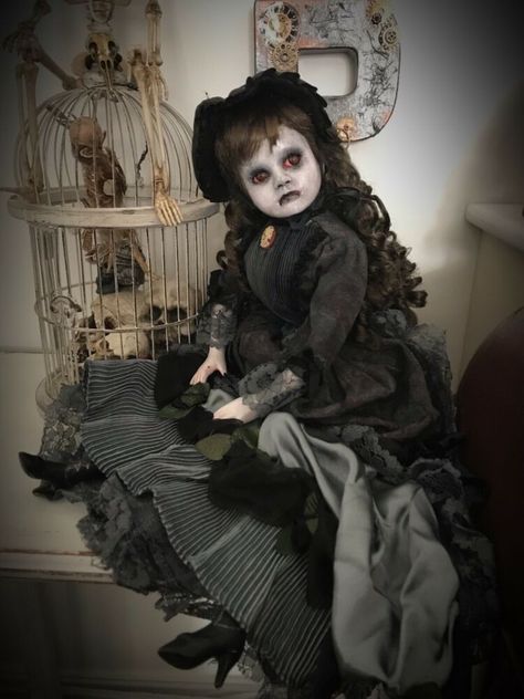 Victorian Doll Costume, Gothic Porcelain Doll, Porcelain Doll Halloween, Porcelain Doll Costume, Creepy Doll Halloween, Halloween Dolls, Creepy Vintage, Halloween Express, Doll Halloween