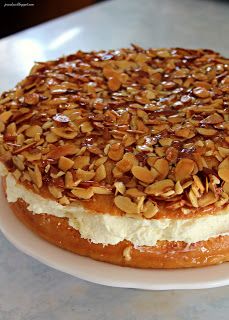 Bee Sting Cake Recipe German, Beorns Honey Cake, Bee Sting Cake Recipe, Easy Bee Sting Cake, German Bienenstich Cake, German Bee Sting Cake, Beehive Cake, German Sweets, Bienenstich Recipe