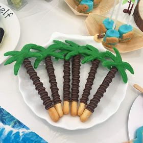 Moana Birthday Desert Table, Hawaii Themed Desserts, Moana Birthday Cake Pops, Moana Dessert Ideas, Moana Party Treats, Moana Appetizers, Hawaiian Themed Desserts, Moana Desserts, Baby Moana Birthday Cake