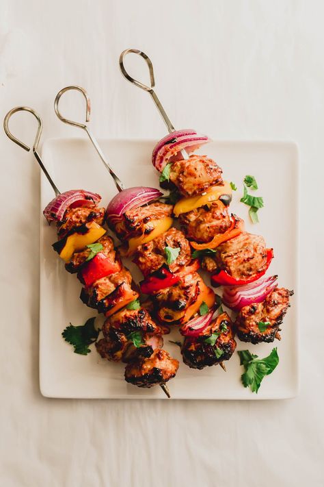 Chicken tikka skewers on a white square plate. Chicken Tikka Skewers, Mutton Dum Biryani, Chicken Malai Tikka, Chicken Tikka Kebab, Quinoa Fruit Salad, Malai Tikka, Chicken Malai, Pork Satay, Dal Makhani