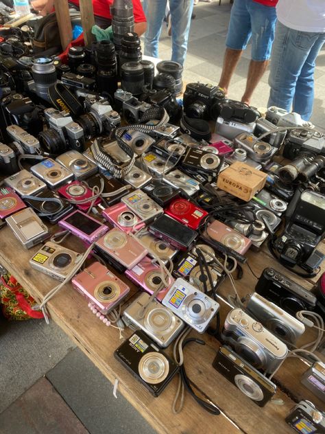 Digital Camera Collection, Film Camera Photography Aesthetic, Old Digital Camera Aesthetic, 90s Camera Aesthetic, 90s Summer Aesthetic, 80s Camera, Vintage Camera Photos, Vintage Camera Aesthetic, 90s Camera