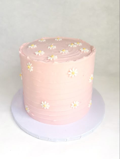 Pink Daisy Cake Ideas, Flower Birthday Cake Simple, First Birthday Cake Floral, Pink Daisy Birthday Cake, Daisy Boho Cake, Pink Cake With Daisies, Birthday Cake Pink Flowers, Pink Daisy Birthday Party Ideas, Pink Flower Cake Birthday