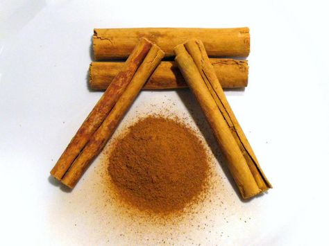 True or pure cinnamon, which is most commonly called Ceylon cinnamon, comes from the plant Cinnamomum zeylanicum. Those looking for the health benefits of cinnamon should look for the pure version as cassia does not carry the same antioxidant properties as Ceylon cinnamon. Cinnamon Deserts, Cinnamon Recipes Healthy, Cinnamon Snacks, Desserts Cinnamon, Cinnamon Crisps, Cinnamon Treats, Cinnamon Healthy, Cinnamon Uses, Cinnamon Chicken