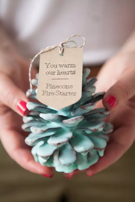 Joululahjat Diy, Pinecone Fire Starters, Hantverk Diy, Soya Mumu, Winter Wedding Favors, Diy Pinecone, Winter Wedding Decorations, Cones Crafts, Diy Holiday Gifts