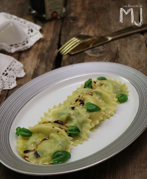 ¡Hoy volvemos a hacer pasta! Unos raviolis rellenos de espinacas y queso ricotta. Hacer pasta fresca casera es más fácil de lo que parec... Recipes Vegetables, Pasta Fresca, Ravioli, Vegetable Recipes, Ricotta, Pasta Salad, Potato Salad, Real Food Recipes, Food And Drink