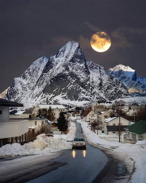 Super Moon over Norway... Travel Drawing, Moon Pictures, Winter Photos, Free Bible, Winter Beauty, Iphone And Ipad, Travel Insurance, Nature Travel, Amazing Places