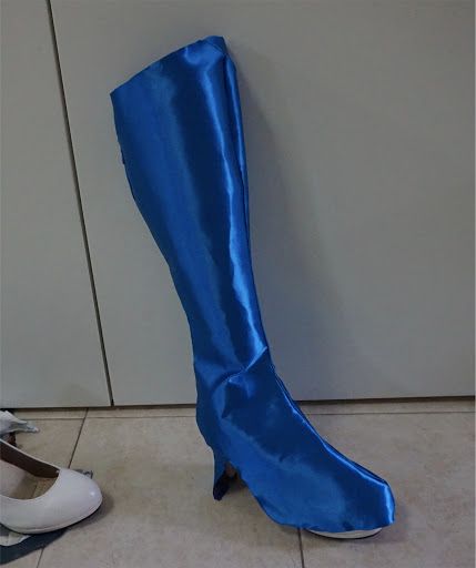 How to make Boots cover with Non-stretchy cloth Diy Gogo Boots, How To Cover Boots With Fabric, Costume Shoe Covers, Cosplay Crafting, How To Make Boots, Elizabeth Cosplay, Glitter Lucky, Creative Cosplay, Remake Clothes