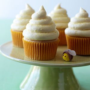 Guests will be buzzing about these fluffy cupcakes, which have grated lemon zest, lemon juice and honey not only in the batter, but in the luscious frosting as well. Honey Cupcakes, Honey Dessert, Easy Cupcake Recipes, Lemon Honey, Fathers Day Cake, Lemon Cupcakes, Honey Buns, Easy Cupcakes, Easter Cupcakes