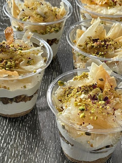 Baklava Cheesecake Cups, No Bake Baklava Cheesecake, Baklava Cups, Greek Cakes, Cheesecake Baklava, Baklava Recipe Easy, Baklava Dessert, Greek Cake, Cheesecake Bar