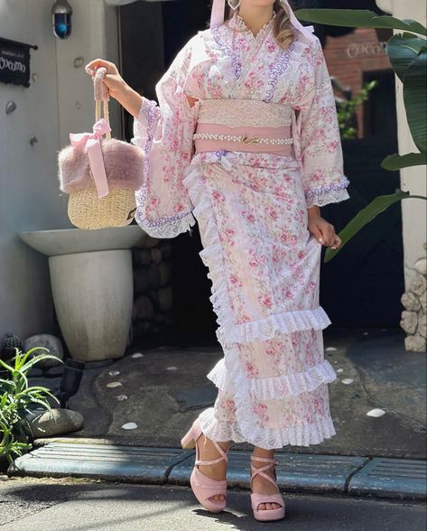 Kimono Fashion Japanese, Japanese Kimono Aesthetic, Pink Yukata, Japanese Fashion Dress, Kimono Outfit Japanese, Kimono Aesthetic, Festival Kimono, Cute Kimono, Japanese Traditional Clothing