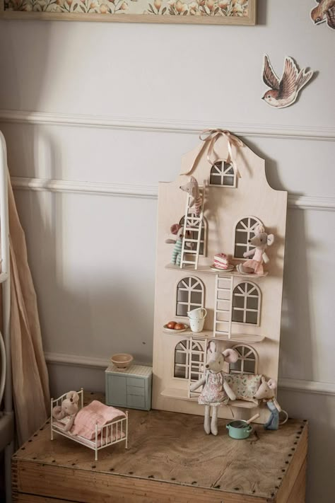 Wall Dollhouse/Shelf | ✿ Accessories, furniture and toys - Deugniet en Co Boho Farmhouse Style, Maileg Dollhouse, Dollhouse Shelf, Maileg Mice, Product Wall, Whimsical Bedroom, Girls Dollhouse, Maileg Mouse, Plank Walls