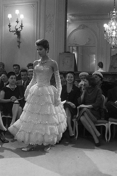 The Presentation Of The 1957 Spring Summer Collection By Christian Dior Pictures and Photos - Getty Images Dior 1950s, Vintage Dior Dress, Christian Dior Dress, Fifties Style, Christian Dior Designer, Body Hugging Dress, Dior Collection, Gown Ideas, Fifties Fashion