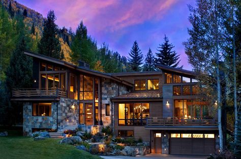 Captivating modern-rustic home in the Colorado mountains Usa Architecture, Colorado Mountain Homes, Rustic Lake Houses, Colorado House, Architecture Luxury, Rustic Exterior, Modern Mountain Home, Modern Rustic Homes, Vail Colorado