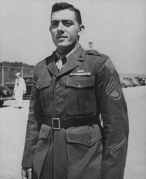 John Basilone, Usmc Uniforms, Battle Of Iwo Jima, American Veterans, United States Marine Corps, Us Marine Corps, Military Heroes, Us Marine, Military Personnel