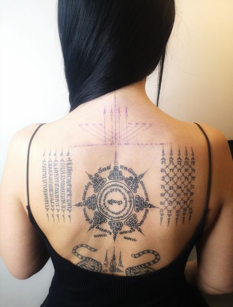 Sal Yant Tattoo, Sak Yant Tattoo Women, Sak Yant Tattoo Meaning, Pi Tattoo, Grandfather Tattoo, Back Tattoos For Women, Mandala Tattoos For Women, Thailand Traditional, Buddhist Tattoo