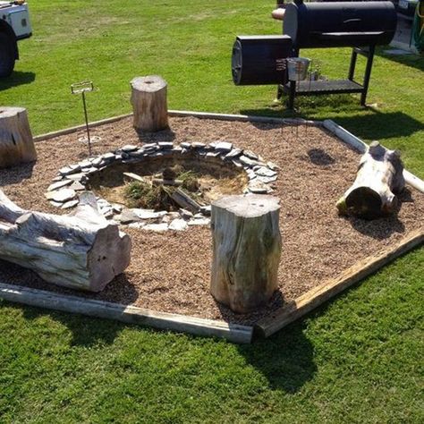 Fire Pit Video, Diy Fire Pit Ideas, Cheap Fire Pit, Fire Pit Plans, Backyard Fire Pit, Fire Pit Landscaping, Diy Bbq, Fire Pit Furniture, Fireplace Garden