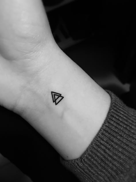 Triangle Friendship Tattoo, Couple Minimalist Tattoo, Geometric Shape Tattoo, Couple Minimalist, Fearless Tattoo, Tattoo Tv Shows, Graffiti Tattoo, Shape Tattoo, Friendship Tattoos