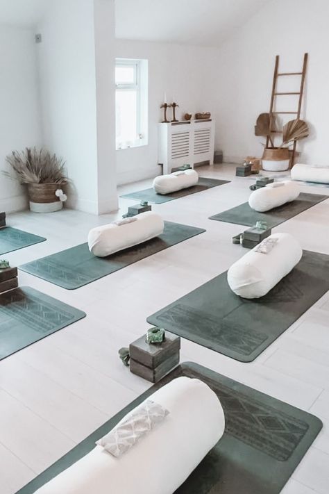 Yoga Room Design At Home, Meditation Room Aesthetic, Meditation Room Decor Ideas, Yoga Room Ideas Home, Small Yoga Studio Design, Design Yoga Studio, Yoga Studio Design Ideas, Yoga Studio Interior, Sala Yoga