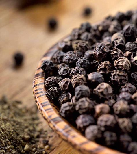 17 Amazing Benefits Of Black Pepper (Kali Mirch) For Skin, Hair, And Health Black Pepper Plant, Pepper Benefits, Grapefruit Bitters, Digestive Bitters, Bitters Recipe, Black Pepper Essential Oil, Julia Child, Heart Healthy Recipes, Doterra Essential Oils