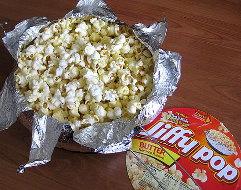 jiffy pop popcorn Campfire Popcorn, Jiffy Pop, How To Make Popcorn, Popcorn Packaging, Perfect Popcorn, Spam Musubi, Pop Popcorn, Those Were The Days, Oldies But Goodies