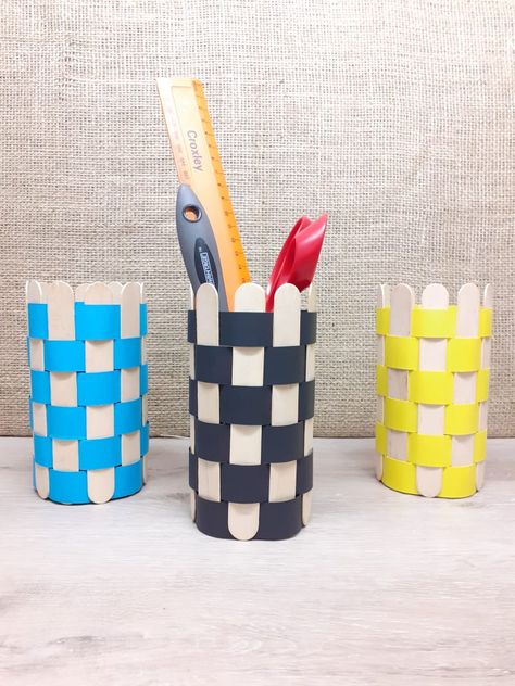 Popsicle sticks can be used to craft amazing projects. Here is a simple yet beautiful stationary organizer you can make very quickly to help organize your desk Materials required: Popsicle sticks Bendable cardboard Boxcutter with a ruler Pencil or marker Empty food tin Glue gun Popsicle Stick Organizer, Things To Make Out Of Popsicle Sticks, Pencil Holder Craft, Tissue Box Diy, Tissue Box Crafts, Stationary Organizer, Recycle Craft Projects, Ice Cream Stick Craft, Popsicle Art