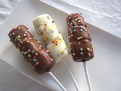 Marshmallow Kebabs Skewers, Marshmallows Dipped In Chocolate, Marshmallow Skewers, Covered Marshmallows, Marshmallow Candy, Marshmallow Sticks, Chocolate Dipped Marshmallows, Marshmallow Roasting Sticks, Choco Chocolate